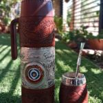 TERMO DE MATE REPUJADO CON DETALLES DE PLATA